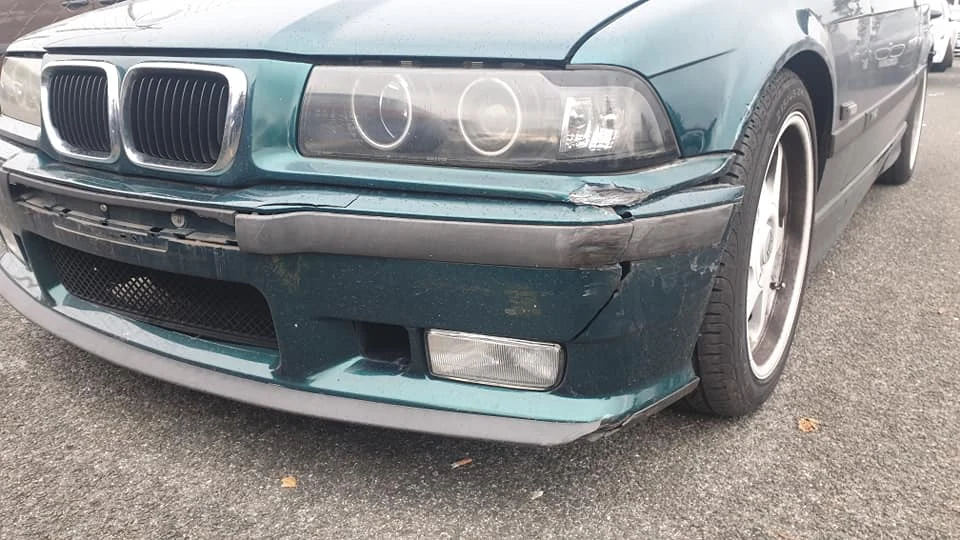 Originalaufnahme eines beschädigten BMW-Frontbereichs